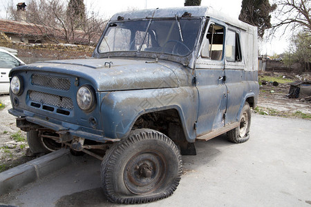俄罗斯旧车废弃图片