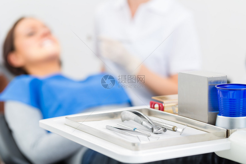 牙科诊所中用于局部麻醉的牙医镊子和注射器的无菌工图片