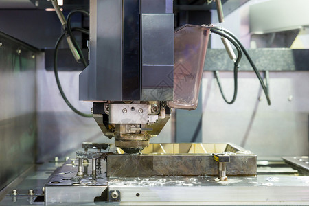 工业机器EDM工业机器在工厂使用冷却剂喷射关图片