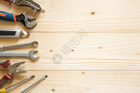 有工具的木质背景硬体商店和建筑公司的封条螺旋桨图片