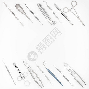 白上隔离的专业牙科工具和仪器的顶部视图片