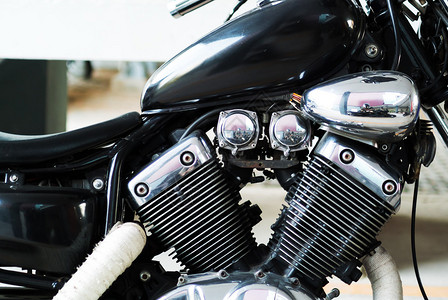 阳光下的摩托车发动机图片