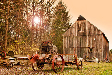 深秋的旧谷仓和农机背景图片