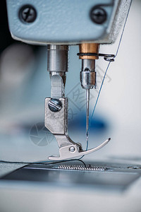 现代缝纫机针线特写镜头图片