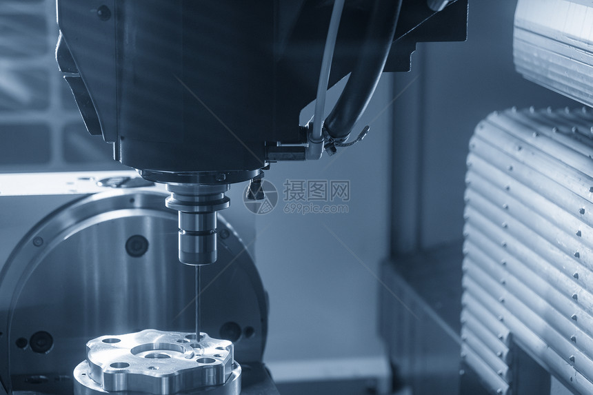 由数控铣床和钻孔工具制成的高科技零件机CNC加工中心的高科技图片