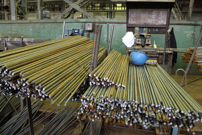 工厂的车间钢棒和配件的生产图片
