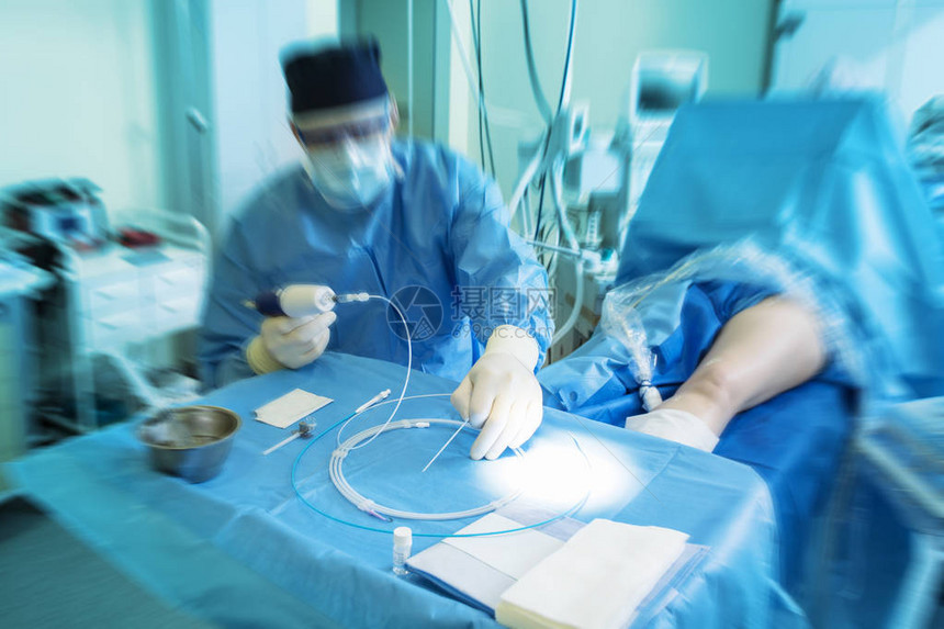 手术室的医生为静脉手术做准备图片