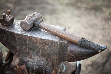 铁匠砧上的锤子背景图片