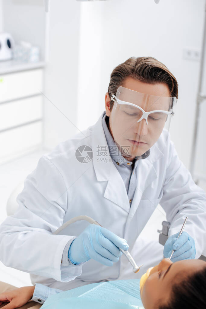 将牙医有选择地放在面罩和乳胶手套上图片
