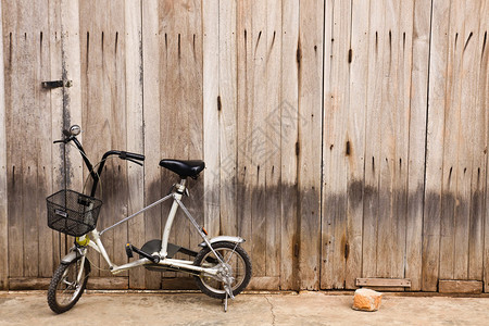 有木门的小自行车图片