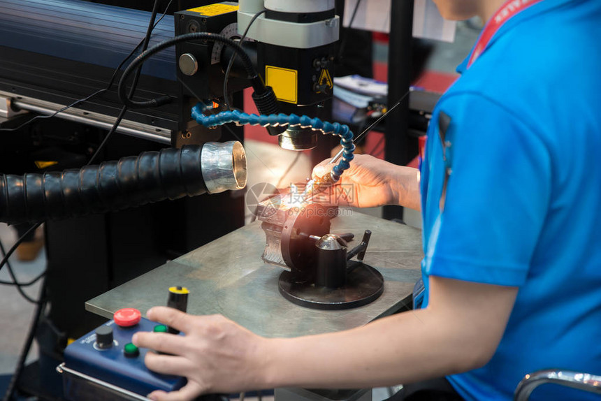 工人焊接修理模具在工厂里被激光焊接图片