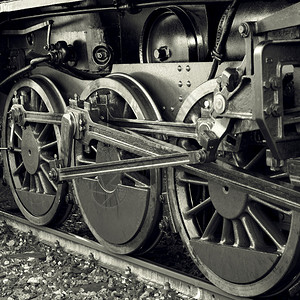 非常古老的蒸汽机的轮子图片