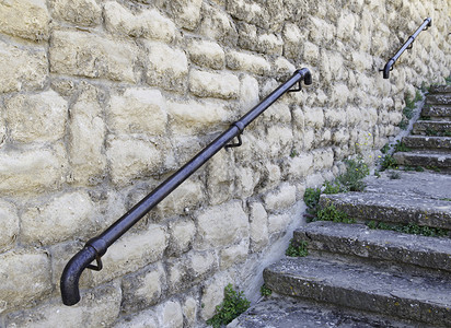 楼梯和栏杆金属栏杆在一块旧石层楼图片
