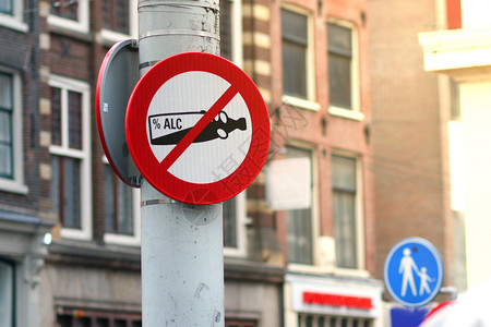 禁止在公共场所饮酒的街道标志Brea图片