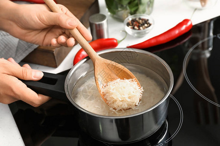 妇女用炉灶做饭在酱锅图片