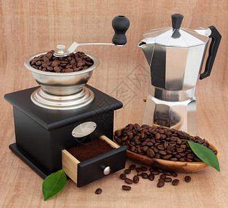 咖啡研磨机咖啡渗透器豆子和叶子在帕比图片