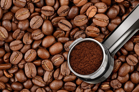 浓缩咖啡机和咖啡豆的图片