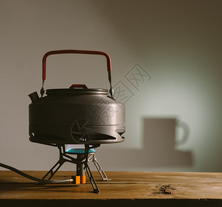 燃气烧器上的茶营水壶图片