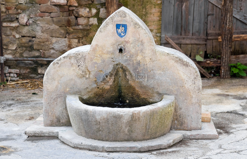 古老的喷泉贝瓦尼图片