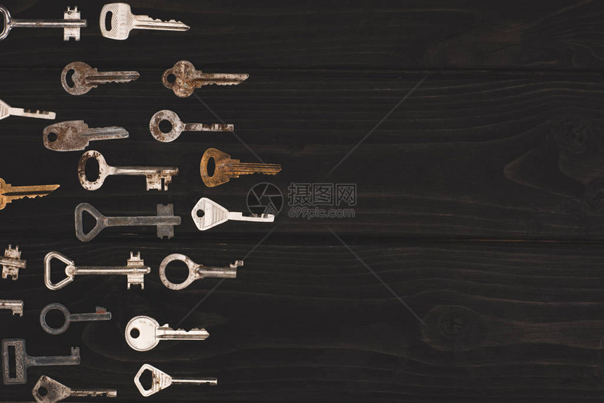 黑桌上不同老式钥匙的顶视图图片