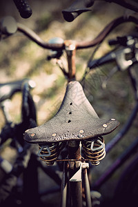 老式皮革自行车座椅的特写图片