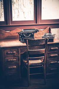 旧书桌有老龄打字机和伍德图片