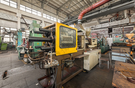 炼塑机机械厂塑料部件生产车间喷射模化热塑机等背景