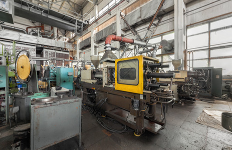 炼塑机机械厂塑料部件生产车间喷射模化热塑机等背景