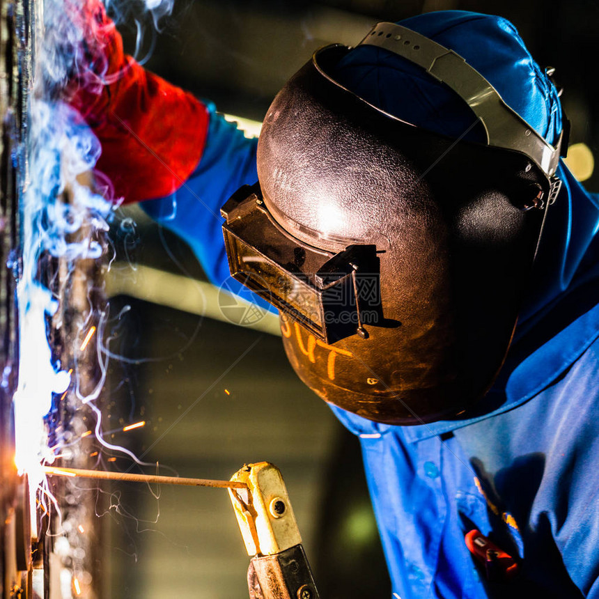 在制造钢铁设备的工业环境中工作的焊接商图片