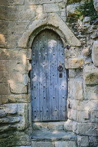 古老的木制门在古石城堡墙上Knaresborogh图片