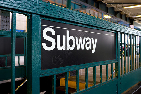 纽约曼哈顿的地铁站标志图片