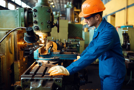 工业生产金属工程发电机制造等行业的成衣和戴头盔的Turn图片