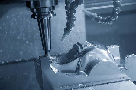 采用实心球头立铣刀的CNC铣床上的高精度注塑模具切割工艺加工中心上的图片