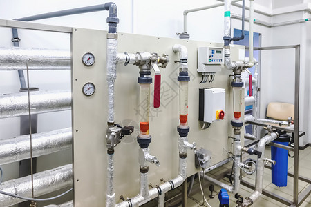 制药工业或化工厂的水调节或蒸馏室的控制面板设备背景图片
