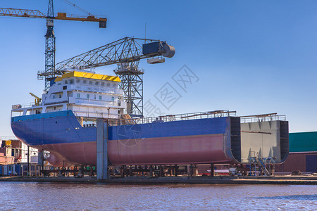 正在荷兰码头建造的船舶在荷图片