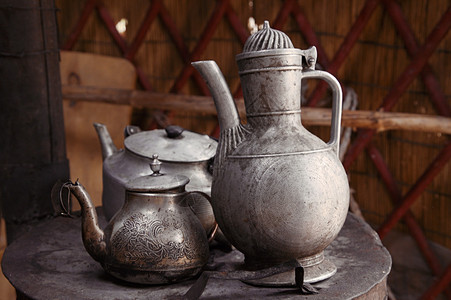 古老茶壶和小水壶图片