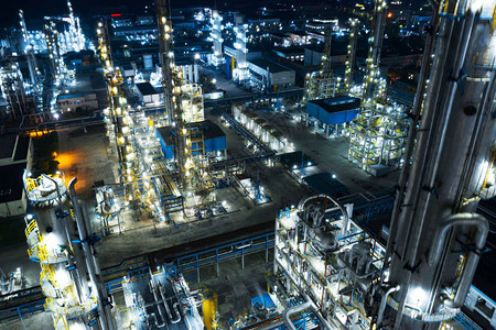 石油和天然气工业炼油厂在夜间形成工业图片