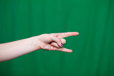 女手握的岩石手指在绿图片