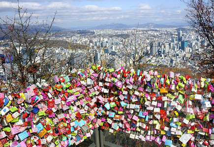 首尔市在南山丘的首尔塔看到首尔市前方布图片