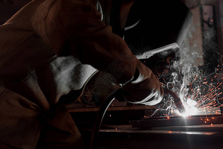 制造工人在工厂用火花焊接金属制图片