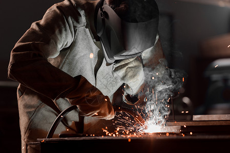 惰性气体保护焊保护工人在工厂焊背景