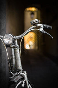 靠在墙上的一辆旧自行车背景图片