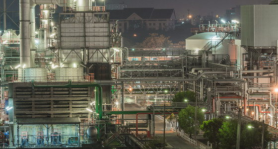石油和天然气精炼厂管道和塔重工业的全貌图片
