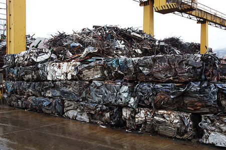 堆满金属废料的垃圾场背景图片