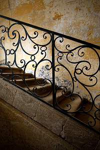 旧楼梯的铁艺扶手图片