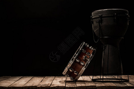 黑色背景鼓上的打击乐器邦戈和军鼓图片
