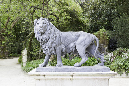花园中的狮子雕像金属雕像的详图片