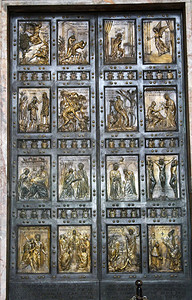 在梵蒂冈圣彼得大教堂的圣门视图图片