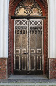 锻铁老城的门饰图片
