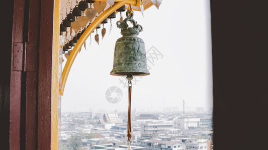 在寺院特写的佛教钟声曼谷的WatSaket图片